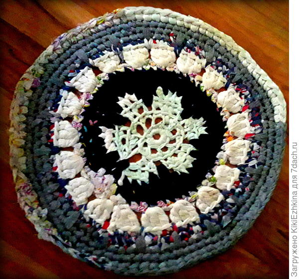 Дама в МК  показывала, как можно  крючком сплести из трикотажных полосок  коврик... Если  следовать за ней  по стопам  - всё  понятно, красиво и просто, нужно только материалы подобрать  хотя бы контрастные, чтобы узор выделялся...