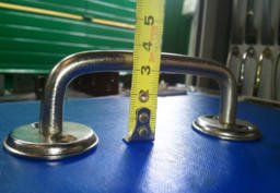 Под такой  ручкой  ни разу моя рука не застревала, а  вот на современной   мебели- не дай Бог каждому!  Постоянно нужно с осторожностью,почти на цыпочках подходить к любой  ручке!