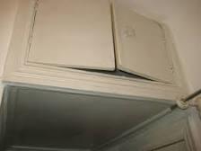 Такие антресоли  находились  над коридором и дверцы  смотрели вовнутрь  кухни...