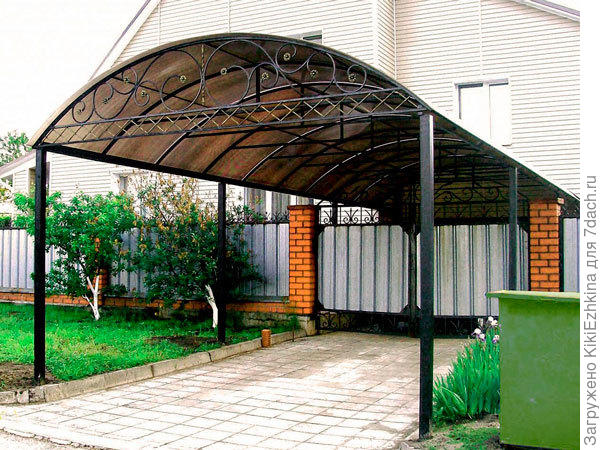 Пример пред-воротного   навеса, в вашем  случае  необходимо  оградить  дополнительно  ту  сторону  с которой летят брызги автополива