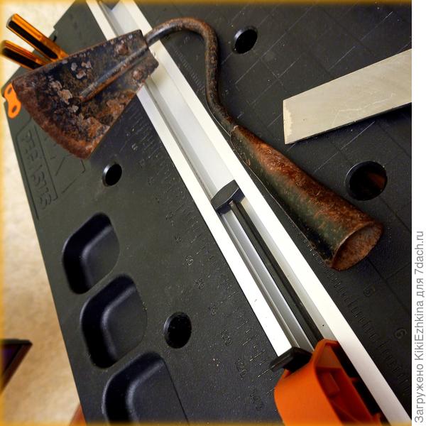 На второй конец черенка необходимо прикрутить тяпку, которая уже устала ждать- когда же её насадят!!