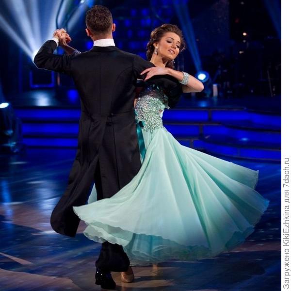 Отличительные  черты  танцев: КАВАЛЕР + БАЛЬНОЕ ПЛАТЬЕ...   А нам  что  предложили?-каких-то обезьянок  изображать!