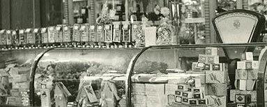 Витрина  конца 50-х годов: рядком стоят стеклянные ёмкости для сыпучих  товаров  на развес...