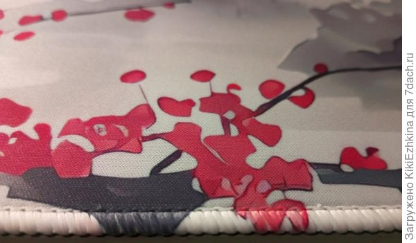 Здесь видно какого  цвета нить обмётки края...