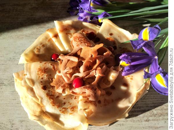 Девочкам блины с веснушками.