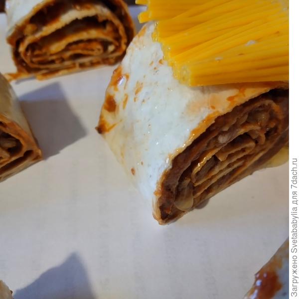 Каждый кусочек щедро обмазываю маслом со всех сторон