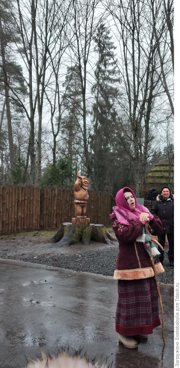 Ейная младшая сестра в Резиденции Деда Мороза.