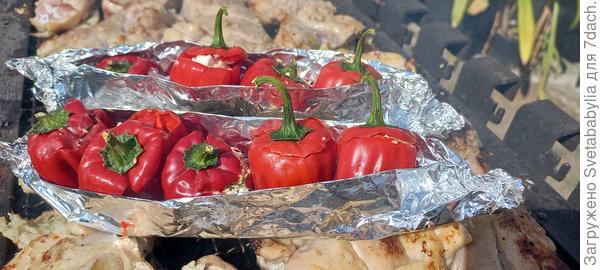 При запекании на гриле кожица стала сухая, а вкус жгучим.