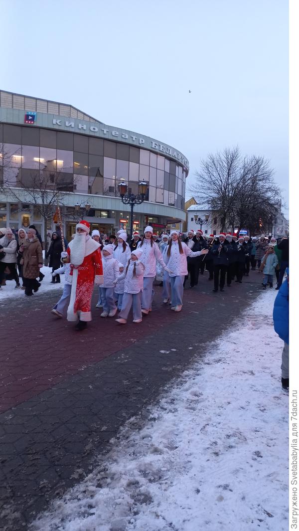 По улице гуляет духовой оркестр