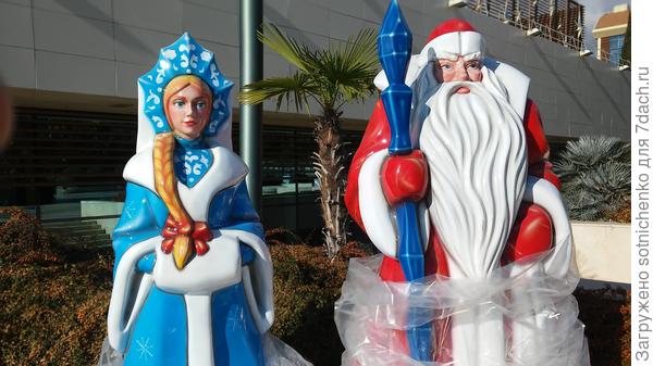 Южный Дед Мороз и Снегурочка на фоне пальм.