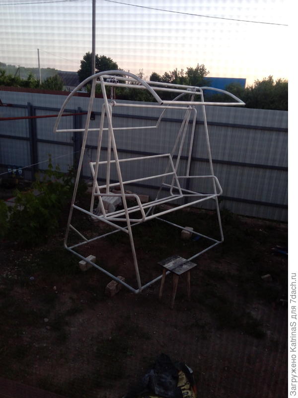 Из старых труб отопления муж сварил вот эту прелесть, теперь это любимое место отдыха у всей семьи.