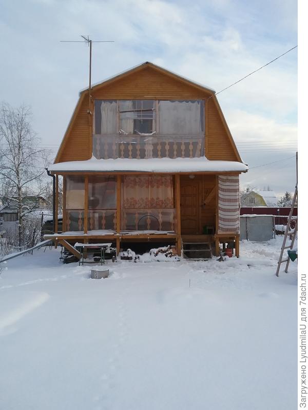 Ветер с Невы, пришлось временно балкон поликарбонатом закрыть