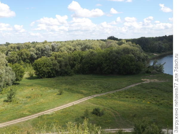 частенько  отдыхающие в палатках ночуют.  Почти курорт