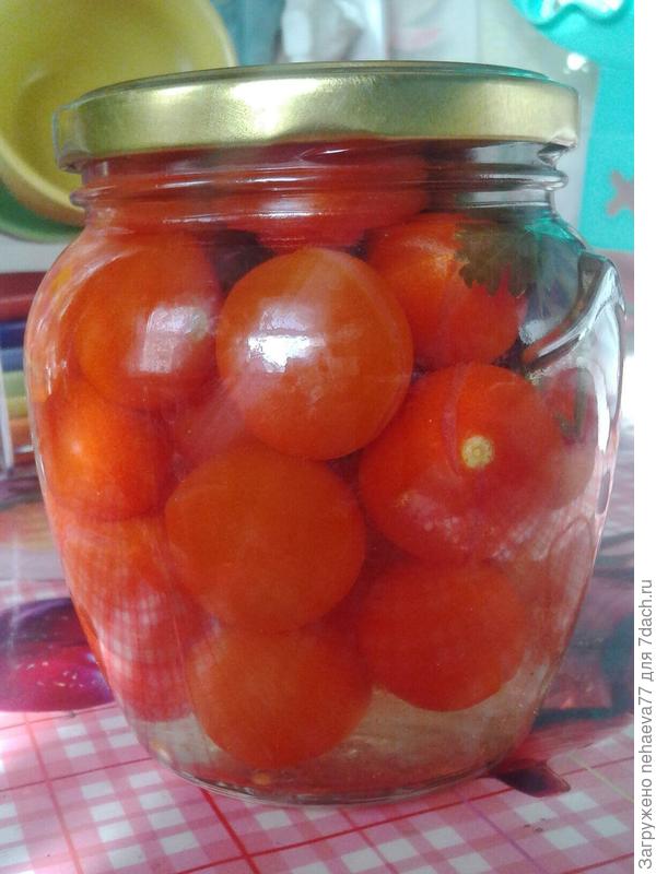 Помидорки красиво смотрятся в консервированном виде