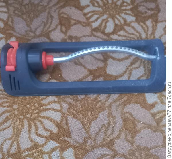 Очень удобный.По площади захвптывает всю плантацию огурцов.