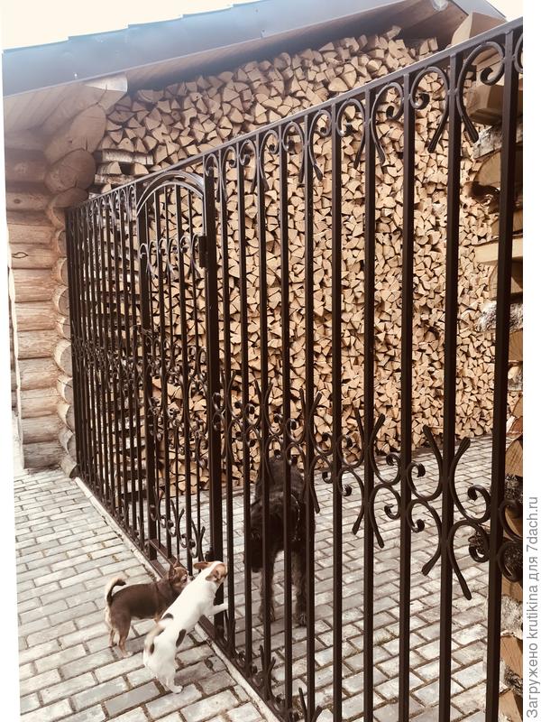 Уложили дрова