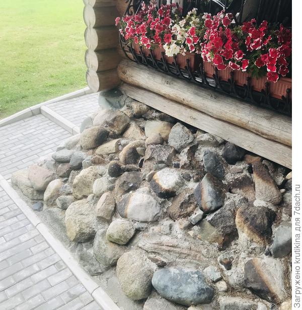 Фундамент задекорирован натуральным камнем