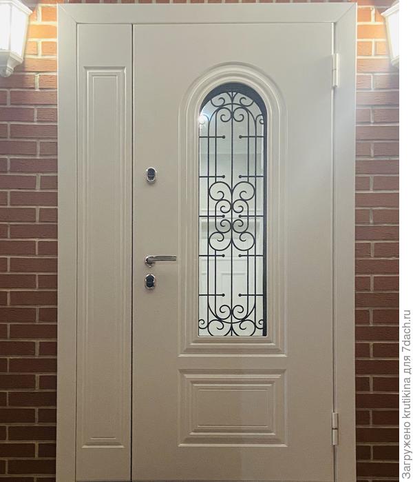 Входная дверь, белая