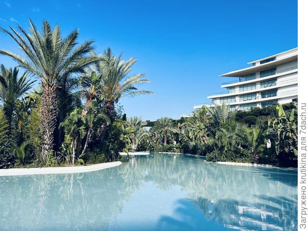 Справа отель , проживаем там ( временно)