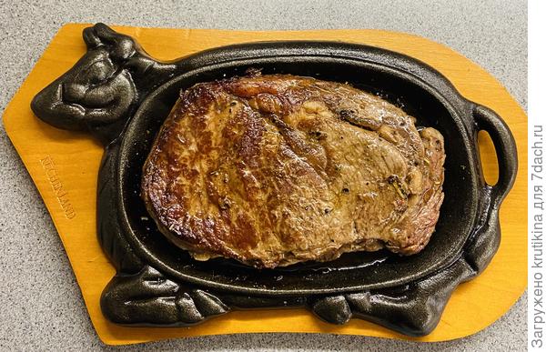 Чугунная сковородочка ( 4 шт) для приготовления и подачи на деревянной подставке