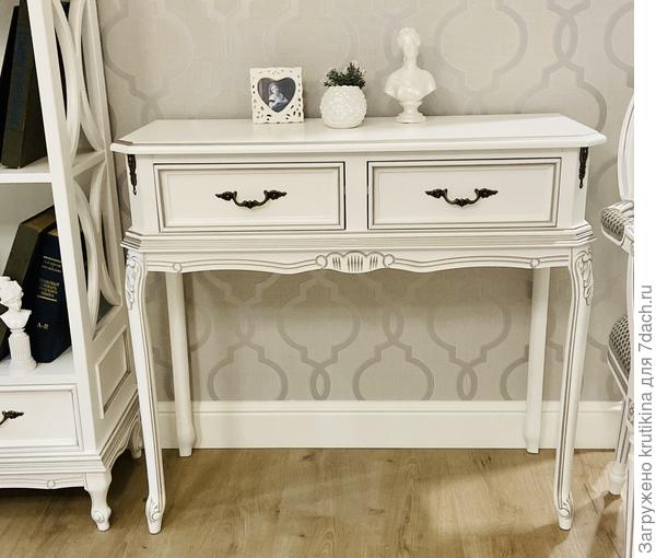 Туалетный столик отдельно , зеркало настенное .