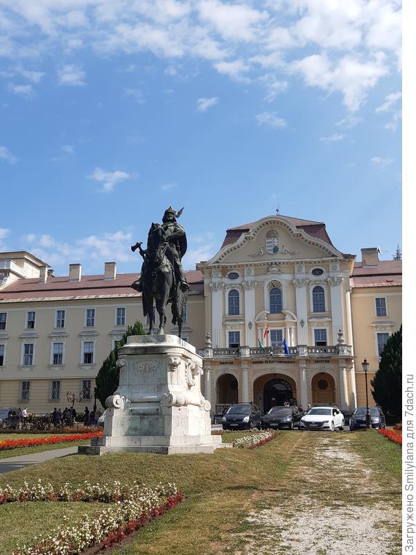 Здание сельхоз университета, где я работаю. Ему более 100 лет. А впереди стоит памятник Святому Иштвану, покровителю университета