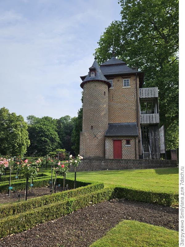 Розарий расположен у небольшого замка, где сейчас музей роз и научные площадки