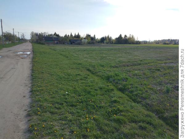 Вид с того же угла вдоль грунтовой дороги