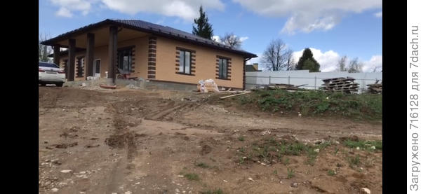 Вот без соседей. Справа участок тоже неровный. Но не такой явный перепад