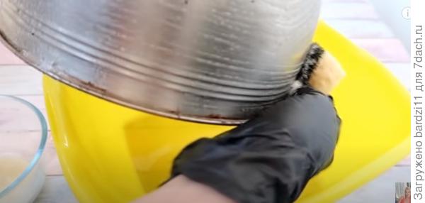 Отмывает посуду