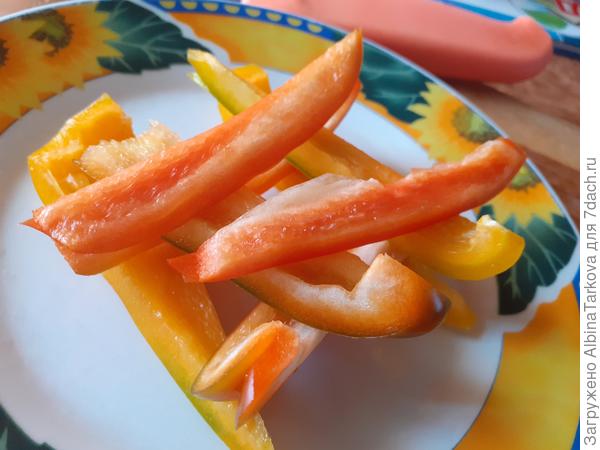 Яркая нарезка перцев 'Златень' и 'Кубович'