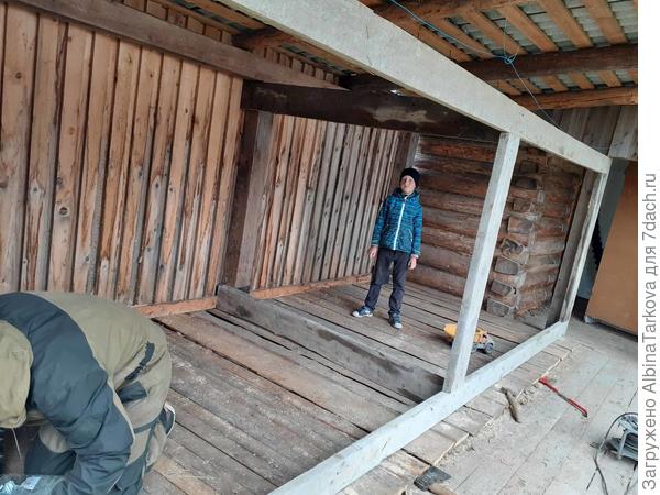 Так это выглядит со стороны входа, следующий шаг - разделить помещение на две части, чтобы собаки жили отдельно
