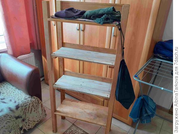 Это полка для рассады цветов, ну и обуви :)