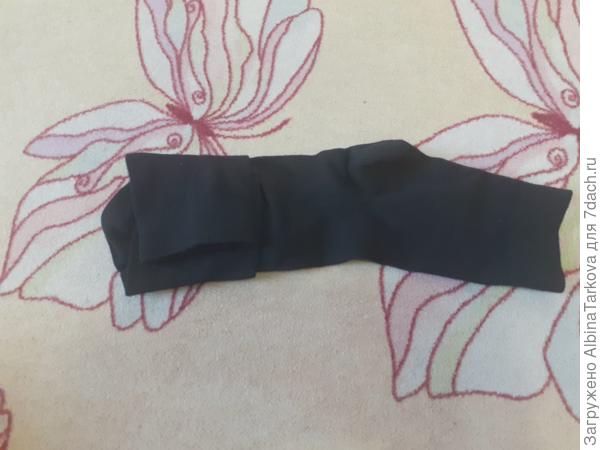 Верхнюю часть носка сгибаем вниз