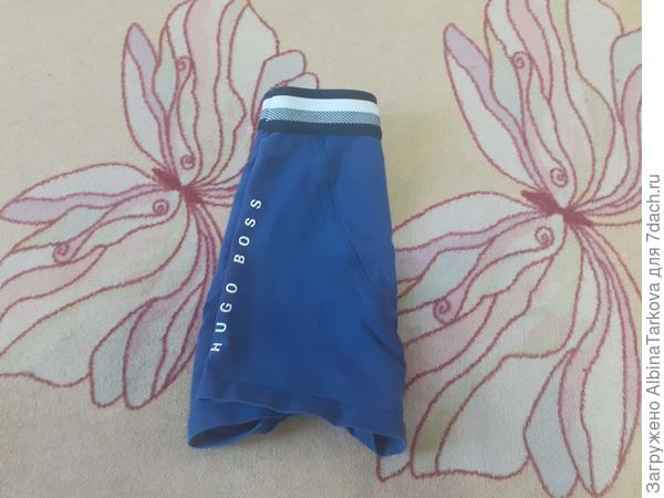 Вторую сторону (правую) загибаем внахлест