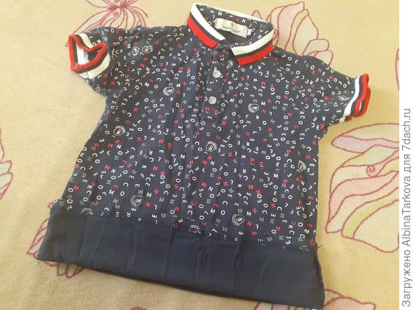 Подгибаем низ футболки в направлении вверх