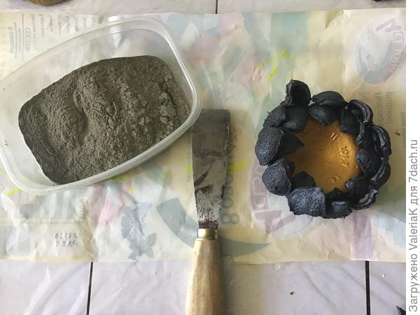 Плиточный клей разводим постепенно водой до очень густого пюре