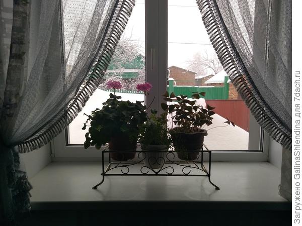 подставка на подоконнике
