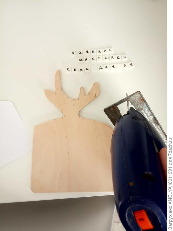 Переводим рисунок на разделочную доску и выпиливаем лобзиком