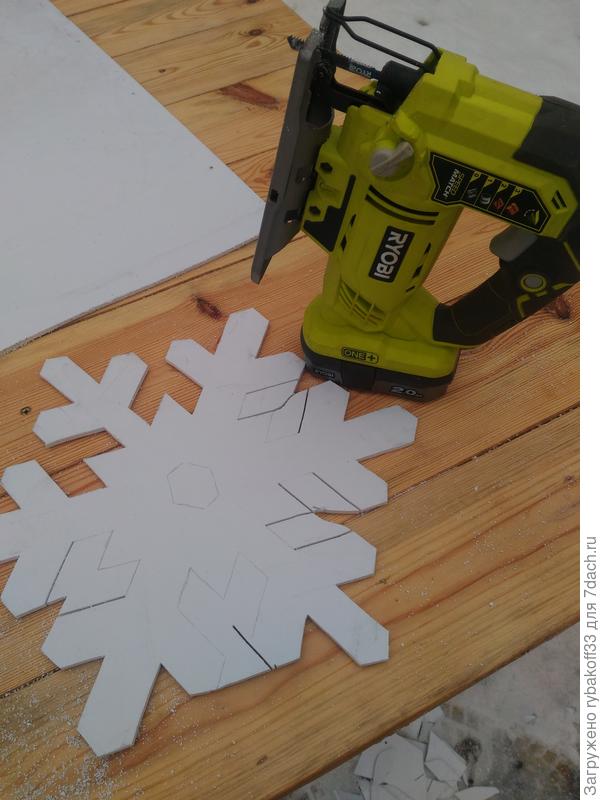 Выпиливаем снежинку