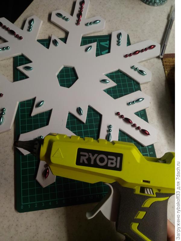 Украшаем снежинку