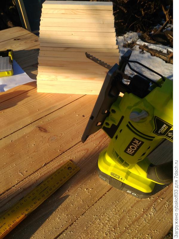 При помощи лобзика начинаем распил