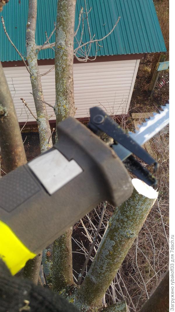 Удобно менять пилки даже на высоте