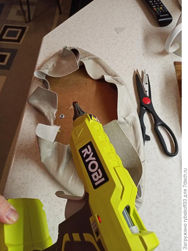 Пытаемся приклеить новый кожзам