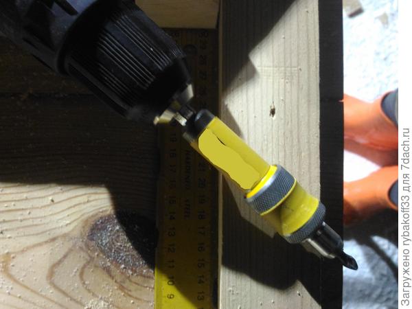 Удобная приспособа для засверливания и зенковки под саморезы