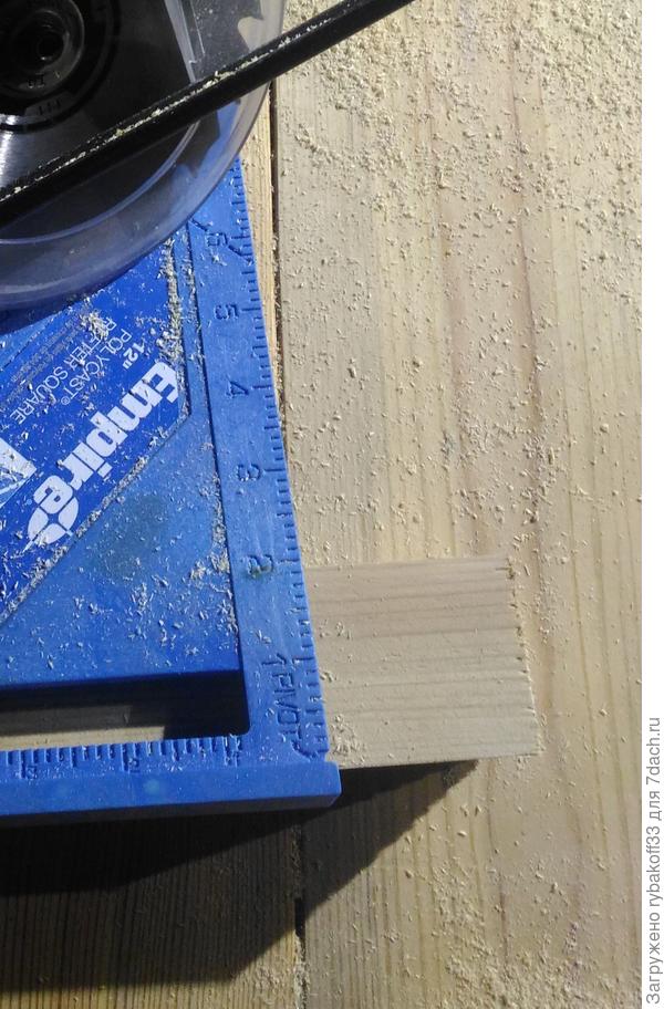 При помощи угольника и ручной циркулярки торцуем доски