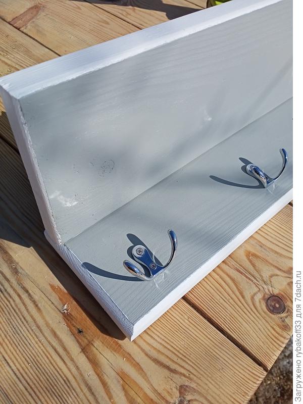 Устанавливаем крючки