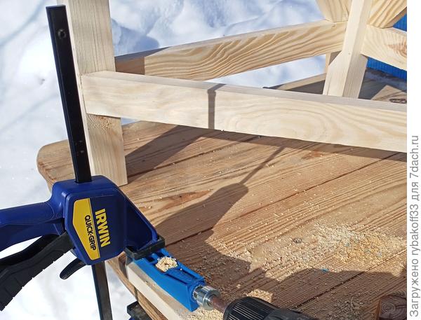 Вот таким приспособлением подготавливаем отверстия под крепеж