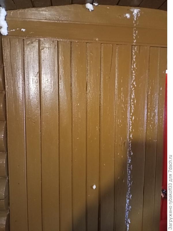 Старая стена в фирменных цветах