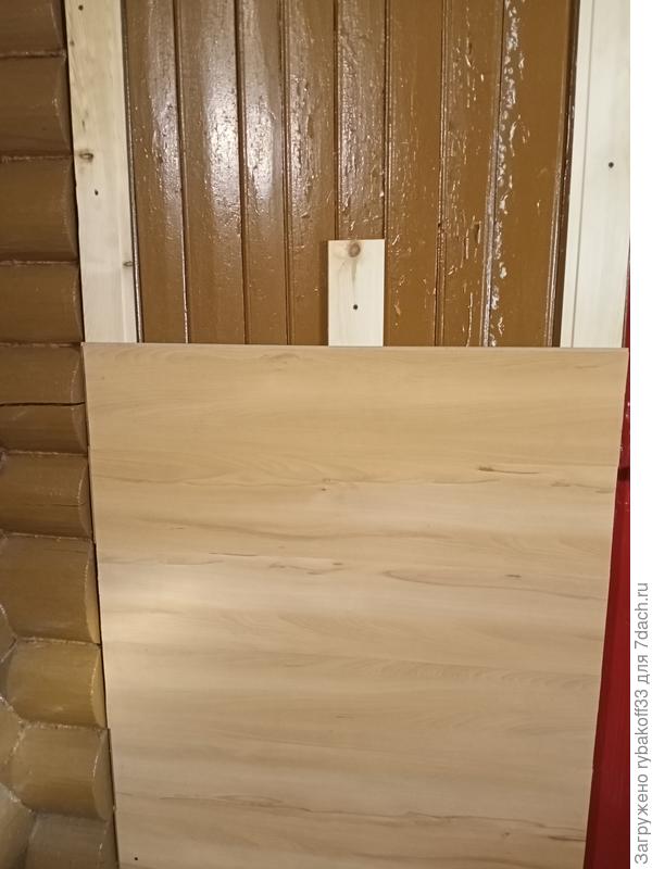 Стена кривая, поэтому ламинат закрепляем через вагонку